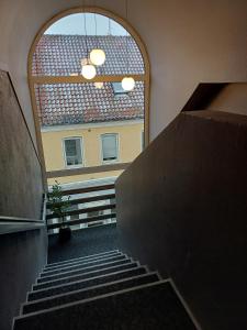 eine Treppe, die zu einem Gebäude mit einem großen Fenster führt in der Unterkunft Room 7 On Pedestrian Street Sby - Free Parking in Sæby
