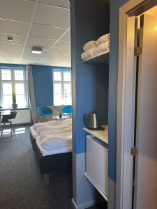ein Schlafzimmer mit einem Bett und ein Zimmer mit einem Schreibtisch in der Unterkunft Room 8 On Pedestrian Street Sby - Free Parking in Sæby