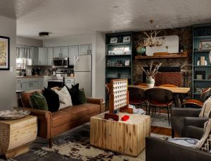 ein Wohnzimmer mit einem Sofa und einer Küche in der Unterkunft Shenandoah Hilltop Hideaway in Shenandoah