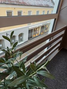 einen Blick auf einen Zug von einem Balkon mit einer Anlage in der Unterkunft Room 8 On Pedestrian Street Sby - Free Parking in Sæby