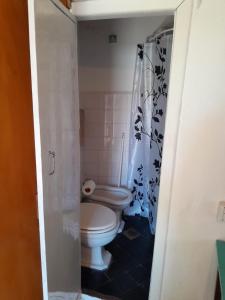 uma casa de banho com um WC e uma cortina de chuveiro em Achalay Houses em San Carlos de Bariloche