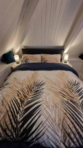1 dormitorio con 1 cama grande y techo en 2 Bed Annex Sleeps 6 7 Min drive from the Beach! en Truro