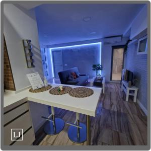 ein Wohnzimmer mit einem Tisch und einem Sofa in der Unterkunft Loft Jerez in Jerez de la Frontera