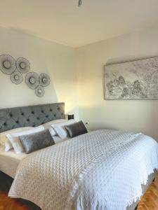 ein Schlafzimmer mit einem großen weißen Bett mit zwei Kissen in der Unterkunft Apartment Dario in Zadar