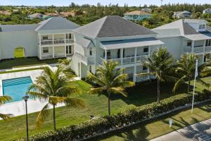 een luchtzicht op een groot wit huis met palmbomen bij Chesapeake Place @ Palm Cay Resort in Nassau