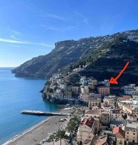 a view of a beach with a red arrow at Mela & Cannella accommodation in Minori