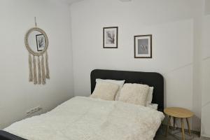 um quarto com uma cama e um espelho na parede em Studio apartment Gigi em Zagreb