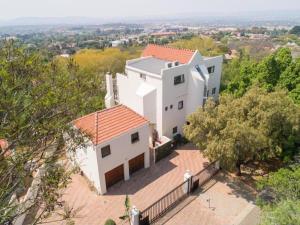 - une vue aérienne sur une maison blanche dans l'établissement Jopasso Guest House, à Pretoria