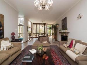 - un salon avec deux canapés et une cheminée dans l'établissement Jopasso Guest House, à Pretoria