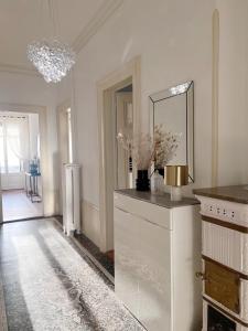 Habitación blanca con espejo y tocador en Montreux Luxury Suite en Montreux