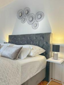 um quarto com uma cama com uma cabeceira preta em Apartment Dario em Zadar