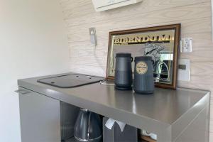 Una mesa con un ordenador portátil y dos tazas. en LUCY RESORT - Vacation STAY 77594v 