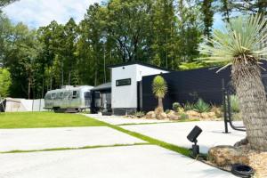 a house with a palm tree next to a caravan at LUCY RESORT - Vacation STAY 77594v 
