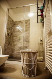 een badkamer met een douche en een vuilnisbak bij La Finestra sul cielo del porto antico di Genova in Genua