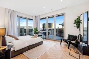 um quarto com uma cama king-size e uma varanda em Luxurious 3BR Apt with Jacuzzi in Central Lux em Luxemburgo