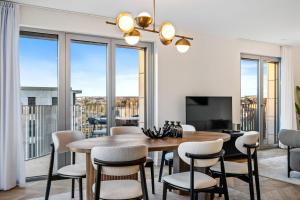 盧森堡的住宿－Luxurious 3BR Apt with Jacuzzi in Central Lux，一间带桌椅和电视的用餐室