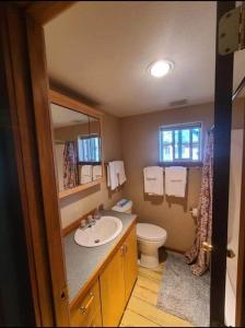 y baño con lavabo y aseo. en Cold Springs Resort, en Camp Sherman