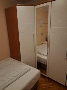 una camera con letto e armadio con specchio di LuMiDo a Osijek