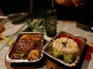uma mesa com duas bandejas de comida e uma garrafa de cerveja em Iiji Tent Mura - Camp - Vacation STAY 76594v em Ena