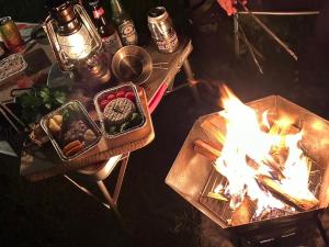 ognisko z jedzeniem na stole w obiekcie Iiji Tent Mura - Camp - Vacation STAY 76594v w mieście Ena