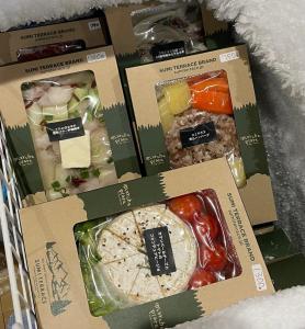 uma pilha de caixas cheias com diferentes tipos de alimentos em Iiji Tent Mura - Camp - Vacation STAY 76594v em Ena