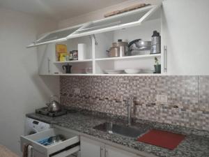 una cucina con lavandino e piano di lavoro di Departamento equipado Río Grande a Río Grande