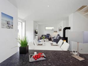 ペーネミュンデにあるFerienhaus am Yachthafen in Peenemündeの白いリビングルーム(トマトのテーブル付)