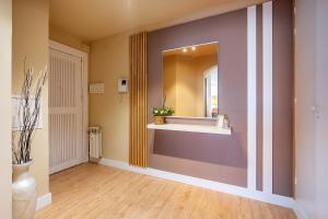 een badkamer met een wastafel en een spiegel aan de muur bij Apartamento Alminar in Granada +35 foto's