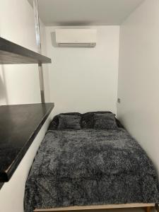 1 dormitorio con 1 cama en una habitación blanca en Appartement Seyana - Agréable avec jardin et grande Véranda - Proche mer, en Cagnes-sur-Mer