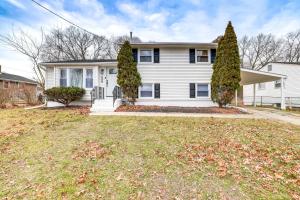 una casa blanca con dos árboles en un patio en 2-Story Lawnside Home 13 Mi to Dtwn Philadelphia!, 