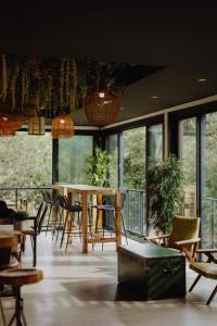 HEJMO في هوسيغور: غرفة مع طاولة وكراسي ونوافذ