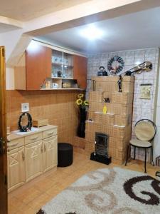 Pokój z kuchnią z kuchenką w obiekcie Casa Cristian w mieście Kimpulung Mołdawski