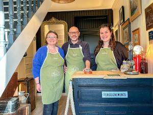 een groep van drie mensen die schorten dragen bij Gîtes du Domaine du Grenier in Yffiniac