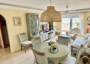 uma sala de estar com mesa e cadeiras em Marinesco 2, 3 bedroom, 2 bathroom apartment, La Manga LMHA06 em San Blas