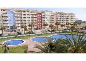 uma vista para um complexo de apartamentos com duas piscinas em Marinesco 2, 3 bedroom, 2 bathroom apartment, La Manga LMHA06 em San Blas