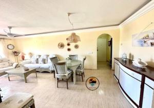 uma sala de estar com um sofá e uma mesa em Marinesco 2, 3 bedroom, 2 bathroom apartment, La Manga LMHA06 em San Blas