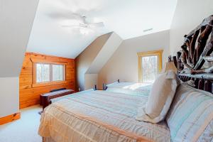Schlafzimmer mit einem Bett und einem Deckenventilator in der Unterkunft Rocky Top Retreat in Sapphire