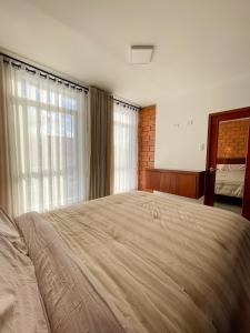 ein Schlafzimmer mit einem großen Bett und einem großen Fenster in der Unterkunft Mono ambiente comfortable in Moyobamba