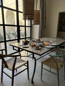 einen Tisch mit Teller Essen auf einem Zimmer in der Unterkunft LuLeccio in Lecce