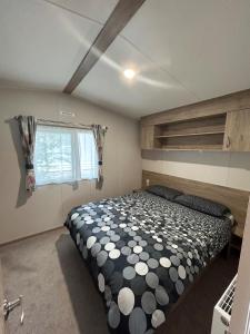 una camera con un grande letto di Beautiful Caravan With Decking At Trevella Holiday Park, Newquay, Ref 98082hs a Newquay