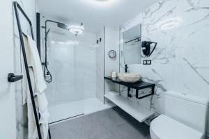 Ein Badezimmer in der Unterkunft HOSTAL LUXURY NIT I DIA