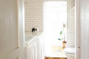 een witte badkamer met een wastafel en een toilet bij The architects' house in Stockholm