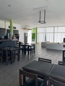 Departamento en el complejo Las Mercedesにあるレストランまたは飲食店