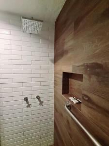 La salle de bains est pourvue d'une douche avec du carrelage blanc. dans l'établissement Hotel los tules 12-501, à Puerto Vallarta