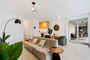 A seating area at Luxurious 1-BR Apt in Gasperich, Luxembourg