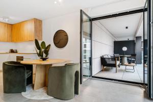 A seating area at Luxurious 1-BR Apt in Gasperich, Luxembourg