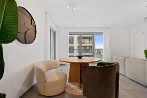 A seating area at Luxurious 1-BR Apt in Gasperich, Luxembourg