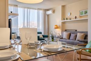 een eetkamer met een tafel en een bank bij Apartamento Alminar in Granada