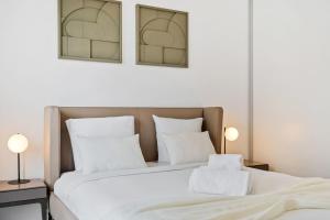A bed or beds in a room at Luxurious 1-BR Apt in Gasperich, Luxembourg