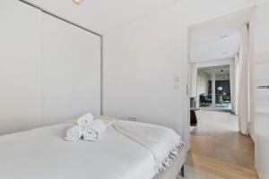 A bed or beds in a room at Luxurious 1-BR Apt in Gasperich, Luxembourg
